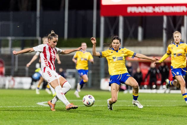 Google Pixel Frauen Bundesliga, 1 FC Köln FC Carl Zeiss Jena 14 12 2025 Zweikampf Vanessa Leimenstoll 1 FC Köln, 29 , Suya Häring FC Carl Zeiss Jena, 5 Google Pixel Frauen Bundesliga, 1 FC Köln FC Carl Zeiss Jena, Köln, Franz Kremer Stadion am 14 12 2025 DFB REGULATIONS PROHIBIT ANY USE OF PHOTOGRAPHS AS IMAGE SEQUENCES AND OR QUASI VIDEO Copyright: xBEAUTIFULxSPORTS Wunderlx