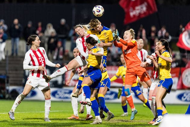 Google Pixel Frauen Bundesliga, 1 FC Köln FC Carl Zeiss Jena 14 12 2025 Header duel after corner Sandra Maria Jessen 1 FC Köln, 6 , Gwendolyn Mummert FC Carl Zeiss Jena, 27 , Jasmin Janning FC Carl Zeiss Jena, 1 Google Pixel Frauen Bundesliga, 1 FC Köln FC Carl Zeiss Jena, Köln, Franz Kremer Stadion am 14 12 2025 DFB REGULATIONS PROHIBIT ANY USE OF PHOTOGRAPHS AS IMAGE SEQUENCES AND OR QUASI VIDEO Copyright: xBEAUTIFULxSPORTS Wunderlx