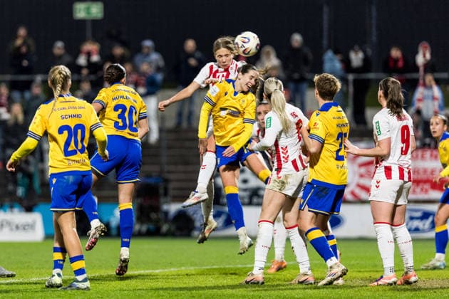 Google Pixel Womens Bundesliga, 1 FC Köln FC Carl Zeiss Jena 14 12 2025 Header duel Celina Degen 1 FC Köln, 5 , Rieke Tietz FC Carl Zeiss Jena, 17 Google Pixel Womens Bundesliga, 1 FC Köln FC Carl Zeiss Jena, Köln, Franz Kremer Stadion am 14 12 2025 DFB REGULATIONS PROHIBIT ANY USE OF PHOTOGRAPHS AS IMAGE SEQUENCES AND OR QUASI VIDEO Copyright: xBEAUTIFULxSPORTS Wunderlx