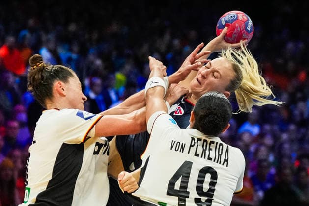 Women s Handball World Championship 2025 Germany Norway Rotterdam, Netherlands 20251214 Norway s Henny Ella Reistad attacks against Germany s Aimee Von Pereira during the final of the Women s Handball World Championship between Germany and Norway at Ahoy Arena Photo Beate Oma Dahle NTB Rotterdam Netherlands EDITORIAL USE ONLY RESTRICTED USE FOR BETTING COMPANIES  Copyright: xBeatexOmaxDahlex xNTBx