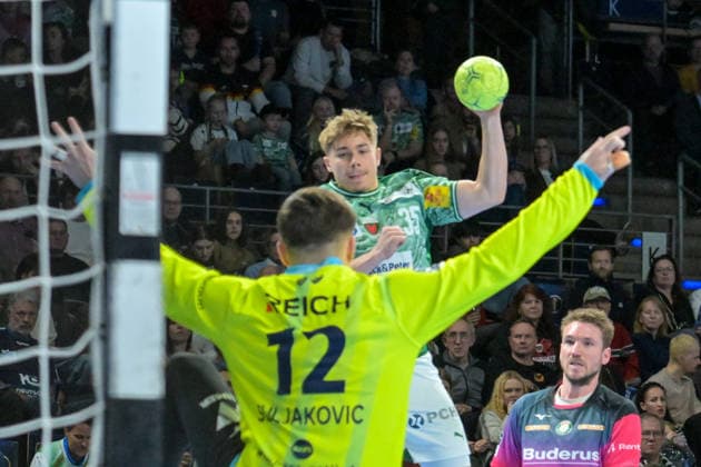 14 12 2025, xlakx, Handball Daikin HBL, Fuechse Berlin HSG Wetzlar v l Anadin Suljakovic HSG Wetzlar , Max Guenther Fuechse Berlin goes for the jump shot Berlin Daniel Lakomski
