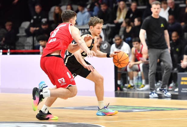 14 12 2025 Basketball Season 2025 2026 2 Bundesliga Pro A 12 Matchday Nuremberg Falcons Basketball Club NBC Artland Dragons OGo xogox Dominik Dolic 8, Artland Dragons Vincent John Friederici 30, Nuremberg Falcons BC NBC