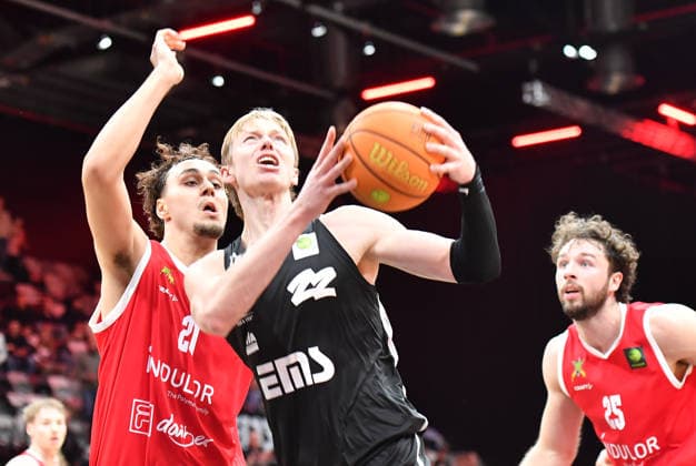 14 12 2025 Basketball Season 2025 2026 2 Bundesliga Pro A 12 Matchday Nuremberg Falcons Basketball Club NBC Artland Dragons OGo xogox Linus Ruf 20, Artland Dragons Trevor James Baskin 22, Nuremberg Falcons BC NBC