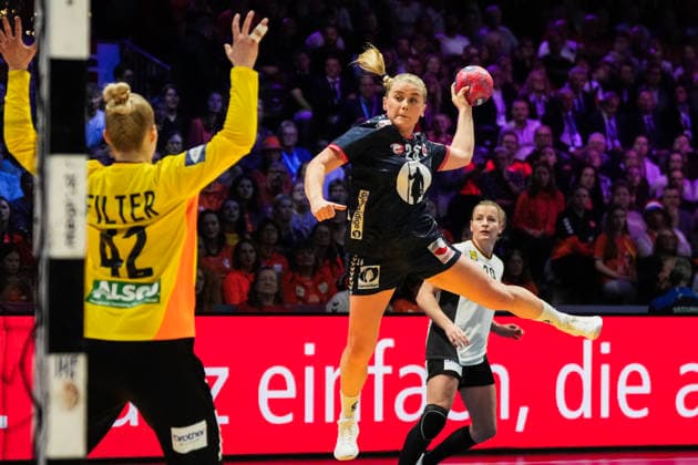 Women s Handball World Championship 2025 Germany Norway Rotterdam, Netherlands 20251214 Norway s Emilie Margrethe Hovden with a shot against Germany s goalkeeper Katharina Filter during the final of the Women s Handball World Championship between Germany and Norway at Ahoy Arena Photo Beate Oma Dahle NTB Rotterdam Netherlands EDITORIAL USE ONLY RESTRICTED USE FOR BETTING COMPANIES  Copyright: xBeatexOmaxDahlex xNTBx