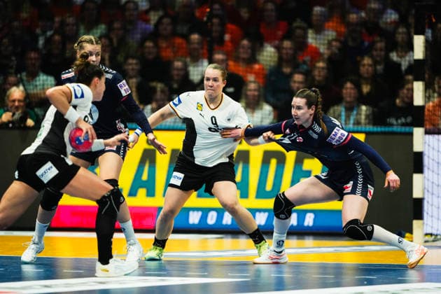 Women s Handball World Championship 2025 Germany Norway Rotterdam, Netherlands 20251214 Germany s Lisa Antl and Norway s Ingvild Kristiansen Bakkerud during the final of the Women s Handball World Championship between Germany and Norway at Ahoy Arena Photo Beate Oma Dahle NTB Rotterdam Netherlands EDITORIAL USE ONLY RESTRICTED USE FOR BETTING COMPANIES  Copyright: xBeatexOmaxDahlex xNTBx