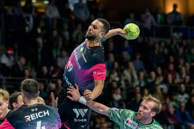 f l t r Philipp Ahouansou HSG Wetzlar 19 , GER, Berlin, Handball, Fuechse Berlin vs HSG Wetzlar, DAIKIN Handball Bundesliga, at the Max Schmeling Halle, December 14, 2025, Copyright: HMBxMedia UwexKoch