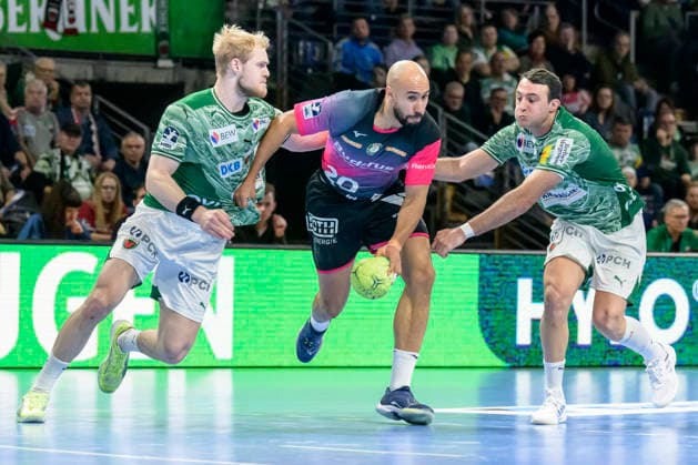 f l t r Matthes Langhoff Fuechse Berlin , Cyrill Akakpo HSG Wetzlar 20 , Aitor Arino Bengoechea Fuechse Berlin , Action, duels, fighting for the ball, GER, Berlin, Handball, Fuechse Berlin vs HSG Wetzlar, DAIKIN Handball Bundesliga, at the Max Schmeling Halle, December 14, 2025, Copyright: HMBxMedia UwexKoch