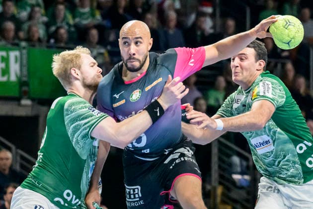 f l t r Matthes Langhoff Fuechse Berlin , Cyrill Akakpo HSG Wetzlar 20 , Aitor Arino Bengoechea Fuechse Berlin , Action, duels, fighting for the ball, GER, Berlin, Handball, Fuechse Berlin vs HSG Wetzlar, DAIKIN Handball Bundesliga, at the Max Schmeling Halle, December 14, 2025, Copyright: HMBxMedia UwexKoch