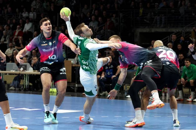 DEU, DHB, 1 HBL, Fuechse Berlin vs Wetzlar, 14 12 2025, Max Schmeling Halle, Berlin, DEU, DHB, 1 HBL, Fuechse Berlin vs Wetzlar, pictured Mathias Gidsel Fuechse Berlin 19 , Josip Simic HSG Wetzlar 10 , Nikola Grahovac HSG Wetzlar 2 nordphotoxGmbHx xEngler nph00076