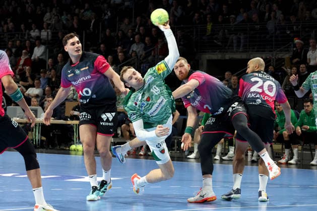DEU, DHB, 1 HBL, Fuechse Berlin vs Wetzlar, 14 12 2025, Max Schmeling Halle, Berlin, DEU, DHB, 1 HBL, Fuechse Berlin vs Wetzlar, pictured Mathias Gidsel Fuechse Berlin 19 , Josip Simic HSG Wetzlar 10 , Nikola Grahovac HSG Wetzlar 2 nordphotoxGmbHx xEngler nph00076