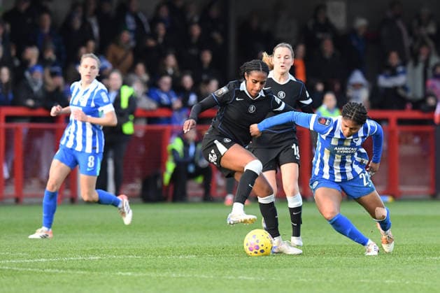 Brighton and Hove Albion Women v Chelsea Women Women s Super League 14 12 2025. Naomi Girma Defender of Chelsea and Madison Haley Striker of Brighton and Hove Albion jostle for the ball during the Women s Super League match between Brighton and Hove Albion Women and Chelsea Women at The Broadfield Stadium, Crawley, England on 14 December 2025. Crawley The Broadfield Stadium West Sussex England Editorial use only DataCo restrictions apply See www.football-dataco.com , Copyright: xJeffxMoodx PSI-23427-0067