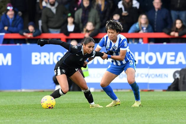 Brighton and Hove Albion Women v Chelsea Women Women s Super League 14 12 2025. Alyssa Thompson Forward of Chelsea keeps control of the ball while being held by Moeke Minami Defender of Brighton and Hove Albion during the Women s Super League match between Brighton and Hove Albion Women and Chelsea Women at The Broadfield Stadium, Crawley, England on 14 December 2025. Crawley The Broadfield Stadium West Sussex England Editorial use only DataCo restrictions apply See www.football-dataco.com , Copyright: xJeffxMoodx PSI-23427-0070
