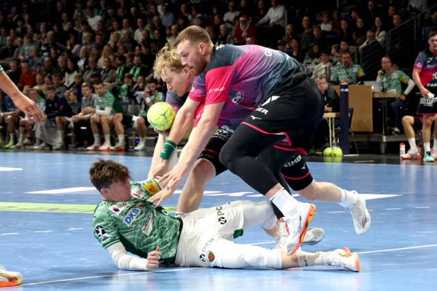DEU, DHB, 1 HBL, Fuechse Berlin vs Wetzlar, 14 12 2025, Max Schmeling Halle, Berlin, DEU, DHB, 1 HBL, Fuechse Berlin vs Wetzlar, pictured Nils Lichtlein Fuechse Berlin 17 , Nikola Grahovac HSG Wetzlar 2 nordphotoxGmbHx xEngler nph00076