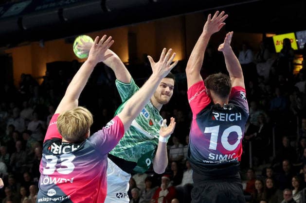 DEU, DHB, 1 HBL, Fuechse Berlin vs Wetzlar, 14 12 2025, Max Schmeling Halle, Berlin, DEU, DHB, 1 HBL, Fuechse Berlin vs Wetzlar, pictured Lauro Pichiri Fuechse Berlin 24 , Georg Loewen HSG Wetzlar 33 , Josip Simic HSG Wetzlar 10 nordphotoxGmbHx xEngler nph00076