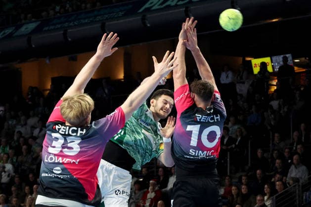 DEU, DHB, 1 HBL, Fuechse Berlin vs Wetzlar, 14 12 2025, Max Schmeling Halle, Berlin, DEU, DHB, 1 HBL, Fuechse Berlin vs Wetzlar, pictured Lauro Pichiri Fuechse Berlin 24 , Georg Loewen HSG Wetzlar 33 , Josip Simic HSG Wetzlar 10 nordphotoxGmbHx xEngler nph00076