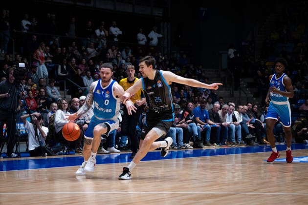 Logan Johnson Frankfurt Skyliners, 0 , Lorenz Bank Science City Jena, 25 GER, BBL, Frankfurt Skyliners vs Science City Jena, SV Basketball, 1 Bundesliga, 10 Matchday, Season 2025 2026 14 12 2025 Eibner Pressefoto Attila Ziga GER, BBL, Frankfurt Skyliners vs Science City Jena, SV Basketball, 1 Bundesliga, 10 Matchday, Season 2025 2026 14 12 2025 Frankfurt am Main Copyright: xEibner-Pressefotox EP_AZA