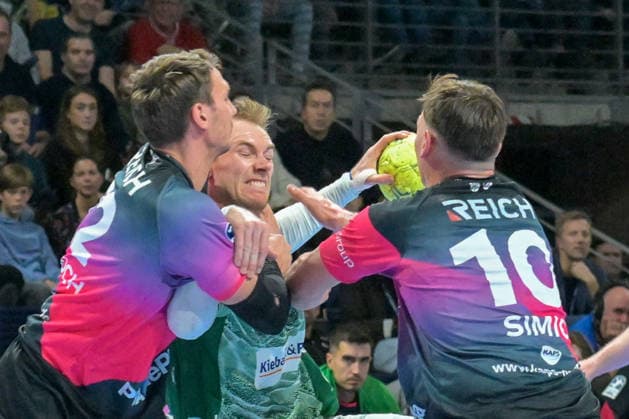 14 12 2025, xlakx, Handball Daikin HBL, Fuechse Berlin HSG Wetzlar v l Jona Schoch HSG Wetzlar , Mathias Gidsel Fuechse Berlin , Josip Simic HSG Wetzlar duel, duel, fight, tackle Berlin Daniel Lakomski