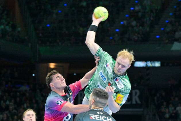 14 12 2025, xlakx, Handball Daikin HBL, Fuechse Berlin HSG Wetzlar f l Josip Simic HSG Wetzlar , Matthes Langhoff Fuechse Berlin , Stefan Cavor HSG Wetzlar goes for a jump shot Berlin Daniel Lakomski