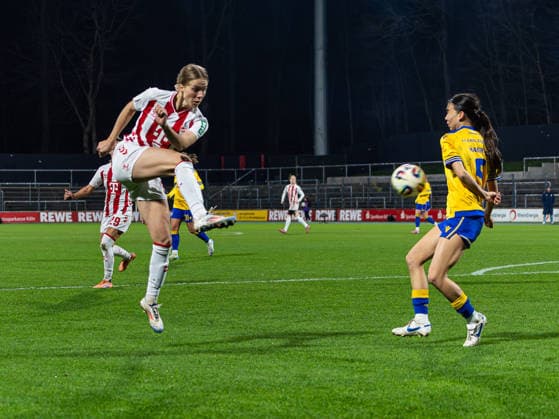 Celina Degen 1 FC Koeln, 05 on a cross that Suya Haering FC Carl Zeiss Jena Frauen, 05 tries to block 1 FC Koeln vs FC Carl Zeiss Jena, Football, Womens Bundesliga, Google Pixel Womens Bundesliga, Matchday 13, Season 2025 2026, 14 12 2025 DFB REGULATES PROHIBIT ANY USE OF PHOTOGRAPHS AS IMAGE SEQUENCES AND OR QUASI VIDEO, 1 FC Koeln vs FC Carl Zeiss Jena, Football, Womens Bundesliga, Google Pixel Womens Bundesliga, Matchday 13, Season 2025 2026, 14 12 2025 Koeln Copyright: xEibner-Pressefoto DamianxKruczynx EP_DKI