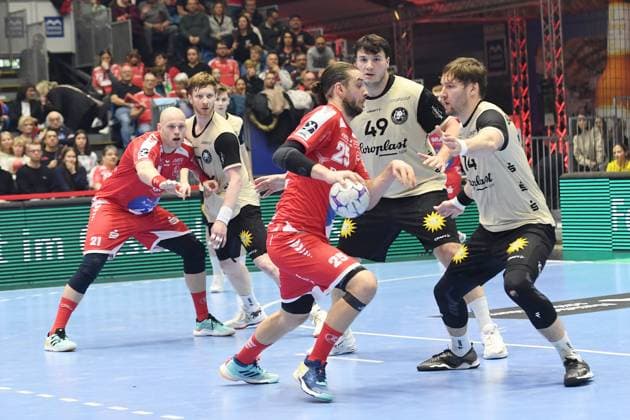 Olle Forsell Schefvert MT Melsungen 25 on the ball , Gerdas Babarskas Bergischer HC 14 , Aron Seesing Bergischer HC 49 , Arnar Freyr Arnarsson MT Melsungen 21 , GER, MT Melsungen Bergischer HC, Handball, 1 Bundesliga, Matchday 17, Season 2025 2026, 14 12 2025, GER, MT Melsungen Bergischer HC, Handball, 1 Bundesliga, Matchday 17, Season 2025 2026, 14 12 2025 Kassel Copyright: xEibner-Pressefotox xRolandxSippelx EP_RSL