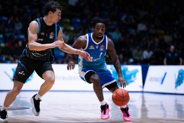 Kristofer Krause Science City Jena, 36 Isaiah Swope Frankfurt Skyliners, 01 GER, BBL, Frankfurt Skyliners vs Science City Jena, SV Basketball, 1 Bundesliga, 10 Matchday, Season 2025 2026 14 12 2025 Eibner Pressefoto Attila Ziga GER, BBL, Frankfurt Skyliners vs Science City Jena, SV Basketball, 1 Bundesliga, 10 Matchday, Season 2025 2026 14 12 2025 Frankfurt am Main Copyright: xEibner-Pressefotox EP_AZA