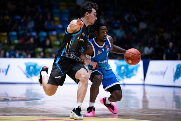 Kristofer Krause Science City Jena, 36 Isaiah Swope Frankfurt Skyliners, 01 GER, BBL, Frankfurt Skyliners vs Science City Jena, SV Basketball, 1 Bundesliga, 10 Matchday, Season 2025 2026 14 12 2025 Eibner Pressefoto Attila Ziga GER, BBL, Frankfurt Skyliners vs Science City Jena, SV Basketball, 1 Bundesliga, 10 Matchday, Season 2025 2026 14 12 2025 Frankfurt am Main Copyright: xEibner-Pressefotox EP_AZA