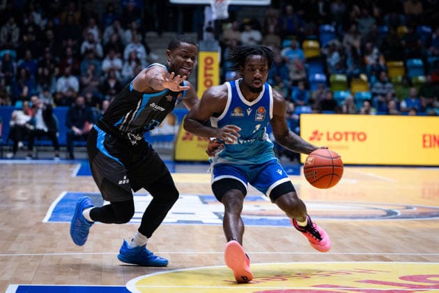 Eric Washington Science City Jena, 33 Isaiah Swope Frankfurt Skyliners, 01 GER, BBL, Frankfurt Skyliners vs Science City Jena, SV Basketball, 1 Bundesliga, Matchday 10, Season 2025 2026 14 12 2025 Eibner Pressefoto Attila Ziga GER, BBL, Frankfurt Skyliners vs Science City Jena, SV Basketball, 1 Bundesliga, Matchday 10, Season 2025 2026 14 12 2025 Frankfurt am Main Copyright: xEibner-Pressefotox EP_AZA