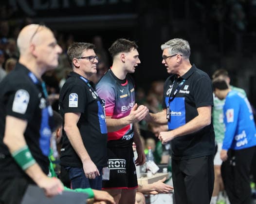 GER HBL Season 2025 2026 FÜCHSE Berlin vs HSG Wetzlar, 14 12 25, Max Schmeling Halle, Berlin, Runar SIGTRYGGSSON HSG Wetzlar coach in conversation with Josip SIMIC HSG Wetzlar 10 , on the sideline, coaching