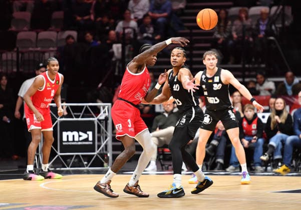 14 12 2025 Basketball Season 2025 2026 2 Bundesliga Pro A 12 Matchday Nuremberg Falcons Basketball Club NBC Artland Dragons OGo xogox Amir Jabbar Hinton 3, Artland Dragons Evan Derek Taylor 10, Nuremberg Falcons BC NBC