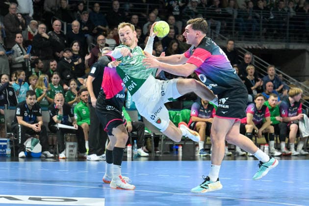 14 12 2025, xlakx, Handball Daikin HBL, Fuechse Berlin HSG Wetzlar v l Mathias Gidsel Fuechse Berlin , Josip Simic HSG Wetzlar goes for the jump shot Berlin Daniel Lakomski