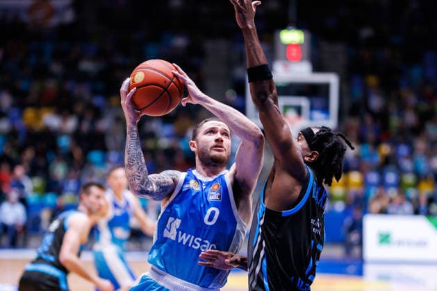 easycredit BBL, Frankfurt Skyliners Science City Jena, 14 12 2025 Logan Johnson Frankfurt Skyliners, 0 on a lay-up against Keith Braxton Jr Science City Jena, 13 Game of the easycredit BBL Frankfurt Skyliners Science City Jena on Matchday 10 of the 25 26 season at Süwag Energie ARENA on 14 12 2025 Copyright: xBEAUTIFULxSPORTS Hahnex