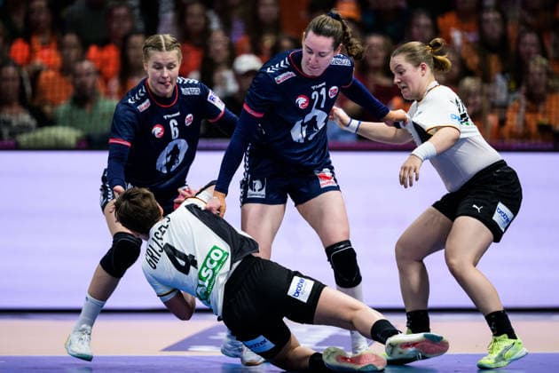251214 Maren Nyland Aardahl and Ingvild Kristiansen Bakkerud of Norway and Alina Grijseels and Lisa Antl of Germany during the IHF Women s World Championship final between Germany and Norway on December 14, 2025 in Rotterdam Photo Joel Marklund BILDBYRAN kod JM JM0758 bbeng handball handboll handball vm handball vm handbolls vm ihf handball world championship world handball championship 2025 world championship 2025 final tyskland norway norge germany dam  Copyright: JOELxMARKLUND BB251214JM041
