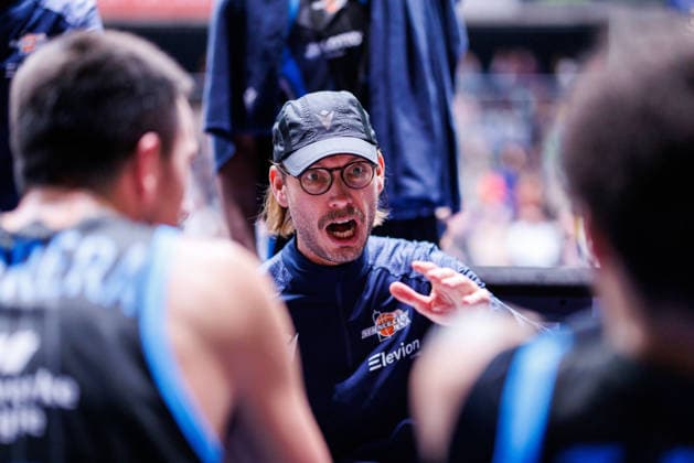 easycredit BBL, Frankfurt Skyliners Science City Jena, 14 12 2025 Coach Björn Harmsen Science City Jena during a timeout speech to his players Game of the easycredit BBL Frankfurt Skyliners Science City Jena on matchday 10 of the 25 26 season in the Süwag Energie ARENA on 14 12 2025 Copyright: xBEAUTIFULxSPORTS Hahnex