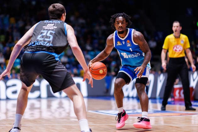 easycredit BBL, Frankfurt Skyliners Science City Jena, 14 12 2025 Isaiah Swope Frankfurt Skyliners, 1 with ball against Lorenz Bank Science City Jena, 25 Game of the easycredit BBL Frankfurt Skyliners Science City Jena on Matchday 10 of the 25 26 season at Süwag Energie ARENA on 14 12 2025 Copyright: xBEAUTIFULxSPORTS Hahnex