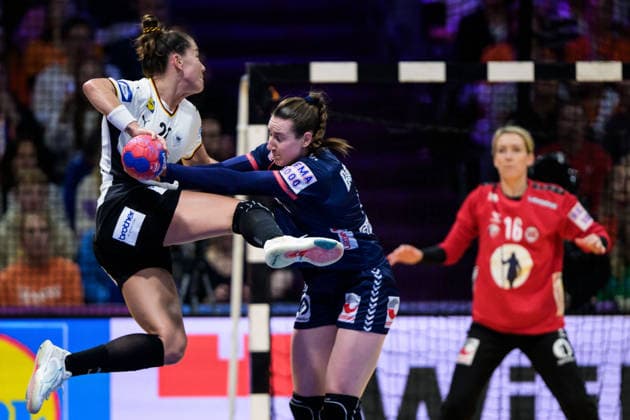 251214 Emily Vogel of Germany and Ingvild Kristiansen Bakkerud of Norway during the IHF Women s World Championship final between Germany and Norway on December 14, 2025 in Rotterdam Photo Joel Marklund BILDBYRAN kod JM JM0758 bbeng handball handball handball handball handball vm handball vm handbolls vm ihf handball world championship world handball championship 2025 world championship 2025 final deutschland norway norge germany dambbauto norge norway tyskland germany  Copyright: JOELxMARKLUND BB251214JM042