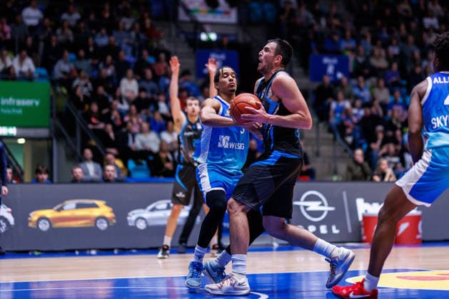 easycredit BBL, Frankfurt Skyliners Science City Jena, 14 12 2025 Alex Herrera Science City Jena, 41 against Garai Zeeb Frankfurt Skyliners, 3 at the basket Game of the easycredit BBL Frankfurt Skyliners Science City Jena on matchday 10 of the 25 26 season in the Süwag Energie ARENA on 14 12 2025 Copyright: xBEAUTIFULxSPORTS Hahnex
