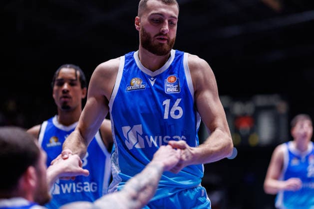 easycredit BBL, Frankfurt Skyliners Science City Jena, 14 12 2025 Radii Caisin Frankfurt Skyliners, 16 helps his teammate Logan Johnson Frankfurt Skyliners, 0 from the floor on match of the easycredit BBL Frankfurt Skyliners Science City Jena on matchday 10 of the 25 26 season at the Süwag Energie ARENA on 14 12 2025 Copyright: xBEAUTIFULxSPORTS Hahnex