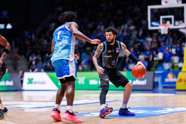 easycredit BBL, Frankfurt Skyliners Science City Jena, 14 12 2025 Tavian Dunn Martin Science City Jena, 0 against Isaiah Swope Frankfurt Skyliners, 1 Game of the easycredit BBL Frankfurt Skyliners Science City Jena on Matchday 10 of the 25 26 season at the Süwag Energie ARENA on 14 12 2025 Copyright: xBEAUTIFULxSPORTS Hahnex
