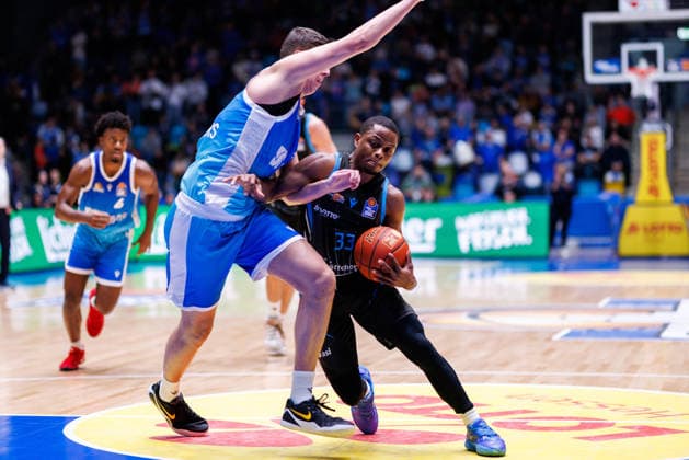 easycredit BBL, Frankfurt Skyliners Science City Jena, 14 12 2025 Eric Washington Science City Jena, 33 vs Jacob Knauf Frankfurt Skyliners, 25 Game of the easycredit BBL Frankfurt Skyliners Science City Jena on Matchday 10 of the 25 26 season at the Süwag Energie ARENA on 14 12 2025 Copyright: xBEAUTIFULxSPORTS Hahnex