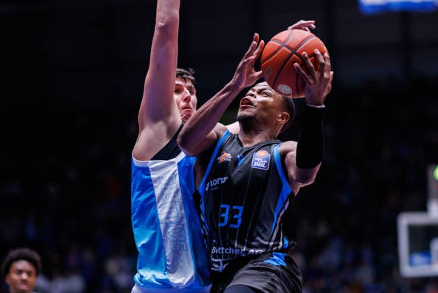 easycredit BBL, Frankfurt Skyliners Science City Jena, 14 12 2025 Eric Washington Science City Jena, 33 with a basket shot against Jacob Knauf Frankfurt Skyliners, 25 Game of the easycredit BBL Frankfurt Skyliners Science City Jena on matchday 10 of the 25 26 season in the Süwag Energie ARENA on 14 12 2025 Copyright: xBEAUTIFULxSPORTS Hahnex