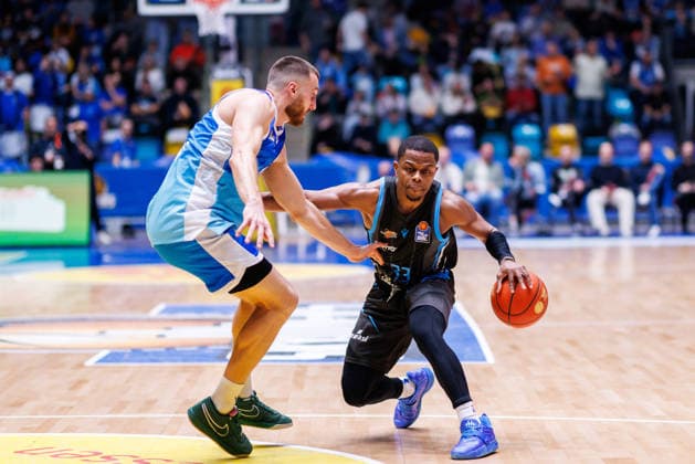easycredit BBL, Frankfurt Skyliners Science City Jena, 14 12 2025 Eric Washington Science City Jena, 33 with ball against Radii Caisin Frankfurt Skyliners, 16 Game of the easycredit BBL Frankfurt Skyliners Science City Jena on Matchday 10 of the 25 26 season at Süwag Energie ARENA on 14 12 2025 Copyright: xBEAUTIFULxSPORTS Hahnex