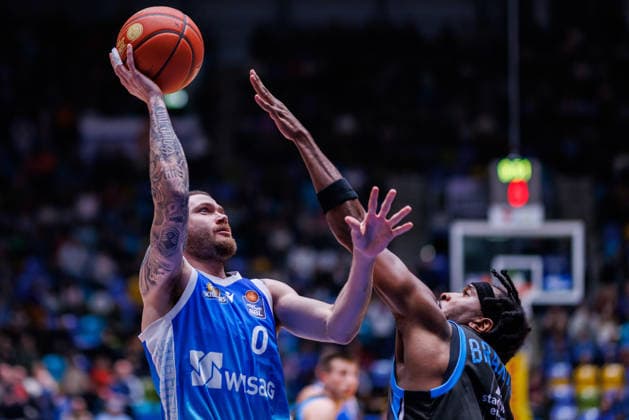 easycredit BBL, Frankfurt Skyliners Science City Jena, 14 12 2025 Logan Johnson Frankfurt Skyliners, 0 on a lay-up against Keith Braxton Jr Science City Jena, 13 Game of the easycredit BBL Frankfurt Skyliners Science City Jena on Matchday 10 of the 25 26 season at Süwag Energie ARENA on 14 12 2025 Copyright: xBEAUTIFULxSPORTS Hahnex