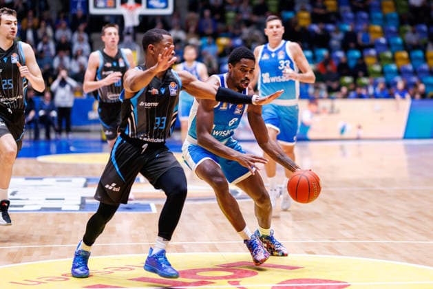 easycredit BBL, Frankfurt Skyliners Science City Jena, 14 12 2025 William Christmas Frankfurt Skyliners, 8 with ball against Eric Washington Science City Jena, 33 Game of the easycredit BBL Frankfurt Skyliners Science City Jena on Matchday 10 of the 25 26 season at Süwag Energie ARENA on 14 12 2025 Copyright: xBEAUTIFULxSPORTS Hahnex