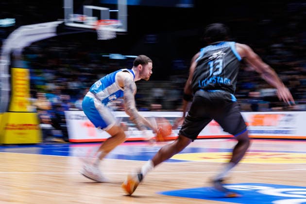 easycredit BBL, Frankfurt Skyliners Science City Jena, 14 12 2025 Logan Johnson Frankfurt Skyliners, 0 in the build-up against Keith Braxton Jr Science City Jena, 13 Game of the easycredit BBL Frankfurt Skyliners Science City Jena on Matchday 10 of the 25 26 season at Süwag Energie ARENA on 14 12 2025 Copyright: xBEAUTIFULxSPORTS Hahnex