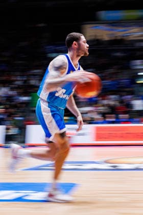 easycredit BBL, Frankfurt Skyliners Science City Jena, 14 12 2025 Logan Johnson Frankfurt Skyliners, 0 in the build-up game of the easycredit BBL Frankfurt Skyliners Science City Jena on matchday 10 of the 25 26 season at the Süwag Energie ARENA on 14 12 2025 Copyright: xBEAUTIFULxSPORTS Hahnex