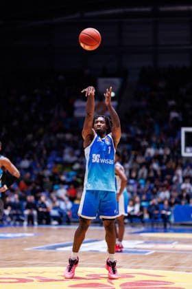 easycredit BBL, Frankfurt Skyliners Science City Jena, 14 12 2025 Isaiah Swope Frankfurt Skyliners, 1 at the free throw game of the easycredit BBL Frankfurt Skyliners Science City Jena on matchday 10 of the 25 26 season at the Süwag Energie ARENA on 14 12 2025 Copyright: xBEAUTIFULxSPORTS Hahnex