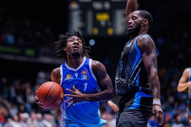 easycredit BBL, Frankfurt Skyliners Science City Jena, 14 12 2025 Isaiah Swope Frankfurt Skyliners, 1 with ball against Naz Bohannon Science City Jena, 15 Game of the easycredit BBL Frankfurt Skyliners Science City Jena on Matchday 10 of the 25 26 season at Süwag Energie ARENA on 14 12 2025 Copyright: xBEAUTIFULxSPORTS Hahnex