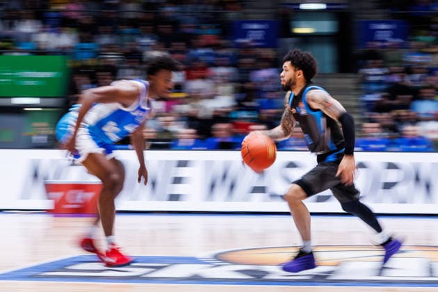 easycredit BBL, Frankfurt Skyliners Science City Jena, 14 12 2025 Tavian Dunn Martin Science City Jena, 0 in the build-up against Nahiem Alleyne Frankfurt Skyliners, 4 Game of the easycredit BBL Frankfurt Skyliners Science City Jena on Matchday 10 of the 25 26 season at Süwag Energie ARENA on 14 12 2025 Copyright: xBEAUTIFULxSPORTS Hahnex