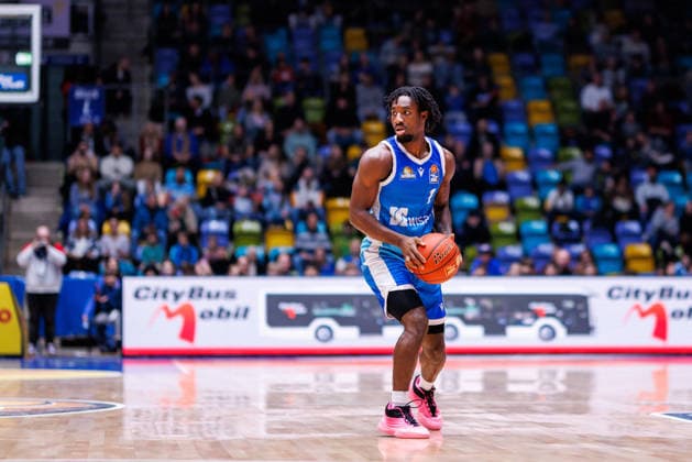easycredit BBL, Frankfurt Skyliners Science City Jena, 14 12 2025 Isaiah Swope Frankfurt Skyliners, 1 with ball Game of the easycredit BBL Frankfurt Skyliners Science City Jena on Matchday 10 of the 25 26 season at the Süwag Energie ARENA on 14 12 2025 Copyright: xBEAUTIFULxSPORTS Hahnex