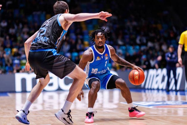 easycredit BBL, Frankfurt Skyliners Science City Jena, 14 12 2025 Isaiah Swope Frankfurt Skyliners, 1 with ball against Lorenz Bank Science City Jena, 25 Game of the easycredit BBL Frankfurt Skyliners Science City Jena on Matchday 10 of the 25 26 season at Süwag Energie ARENA on 14 12 2025 Copyright: xBEAUTIFULxSPORTS Hahnex